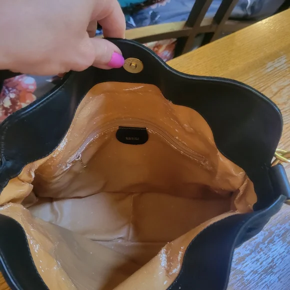 A vintage dark green suede Gucci handle bag! - Picture 5 of 6